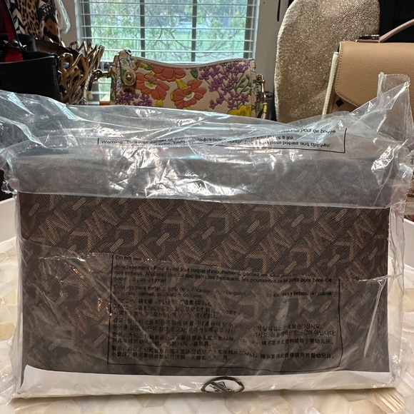 New Michael Kors 3 in 1 Empire Monogram wallet/pouch Gorgeous! - Picture 7 of 7